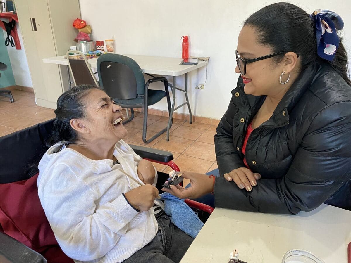 Teilnehmer der Beschäftigungswerkstatt bei kreativen Aktivitäten