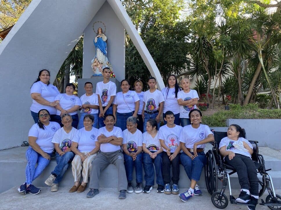 El Arca Honduras community sharing together