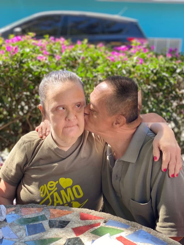 Volunteers working together at El Arca