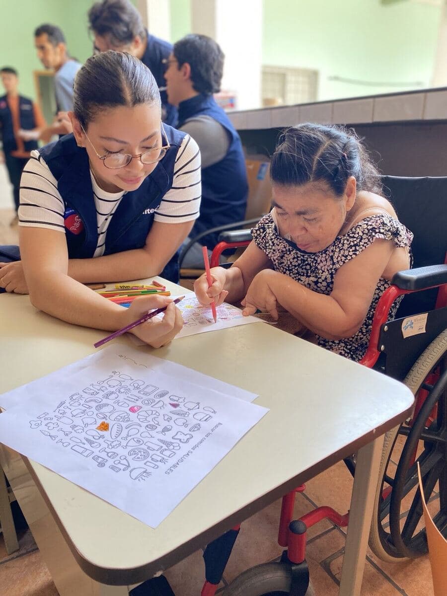 Volunteer helping with activities at El Arca