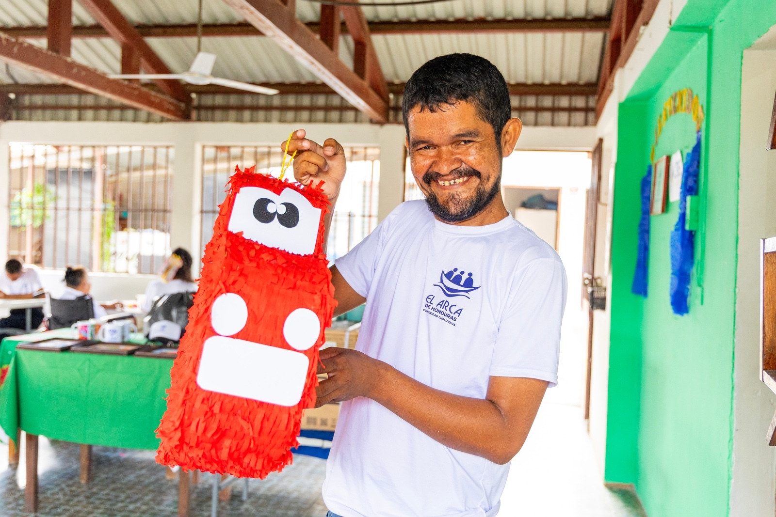 Orgulloso de su piñata en el taller