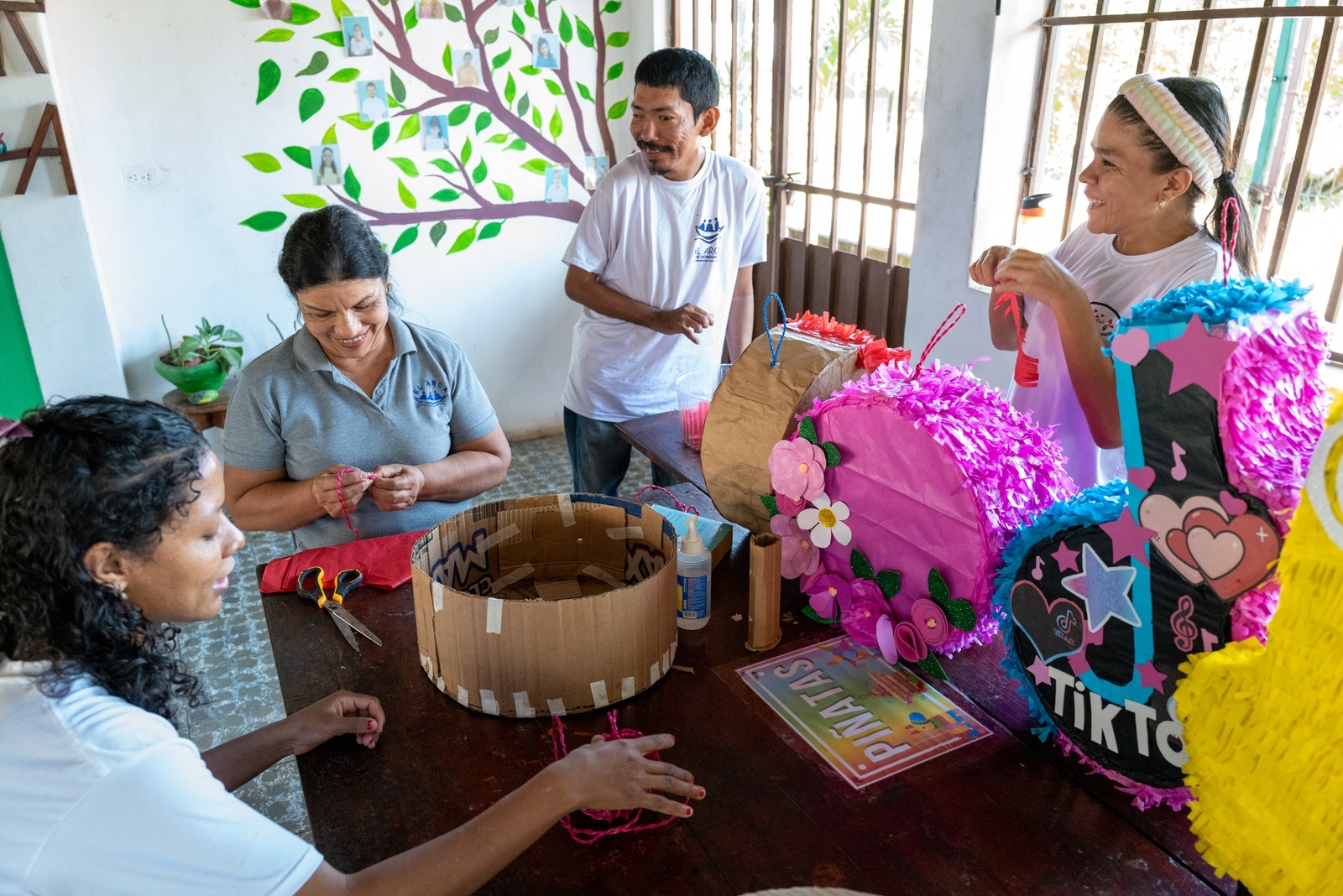 Equipo de taller elaborando piñatas