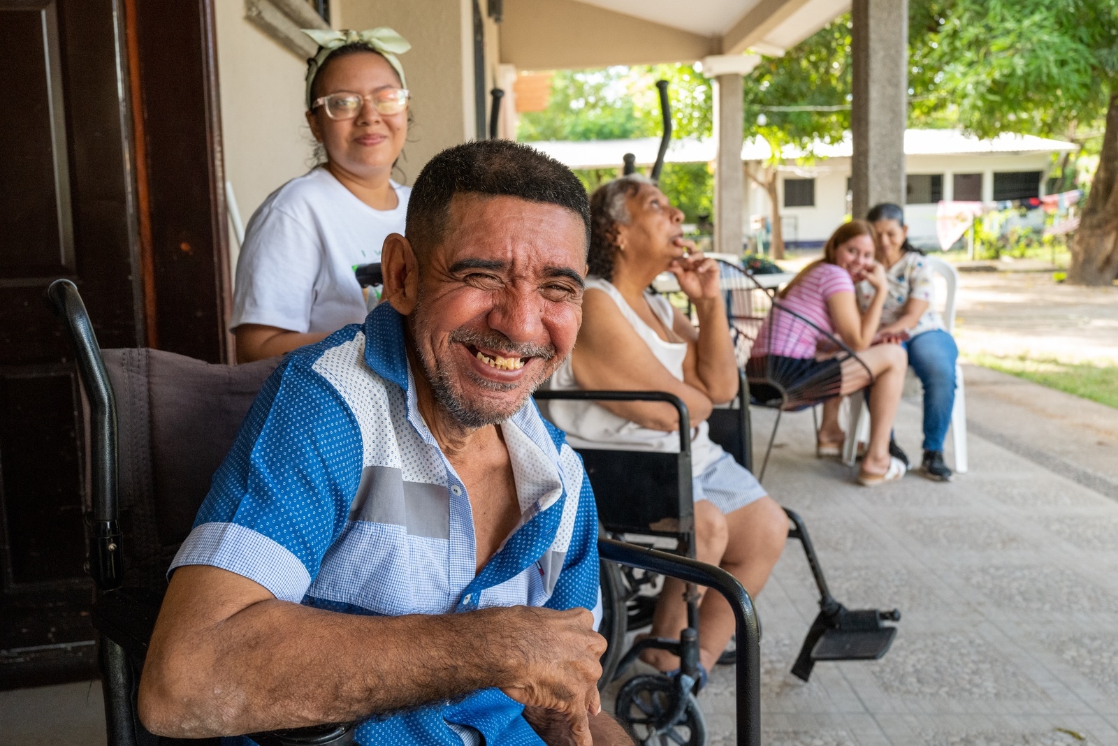 Miembro sonriente de la comunidad